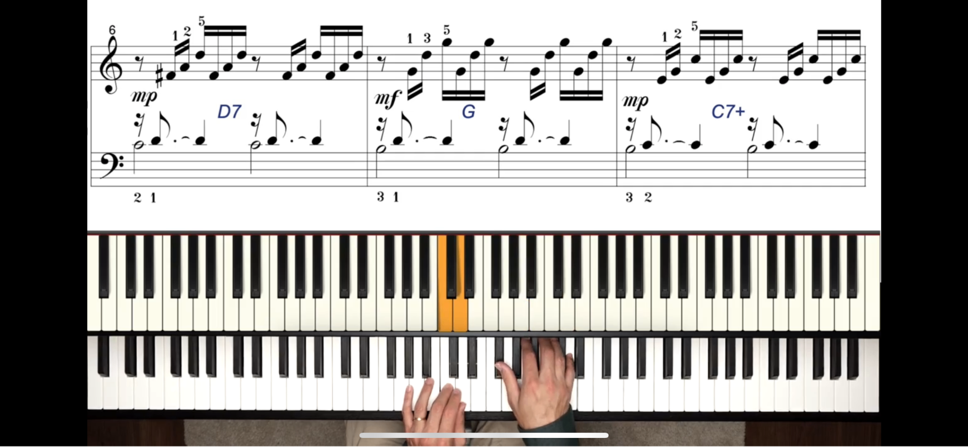 Aula com partitura sincronizada e dedilhado no Piano Rhapsody